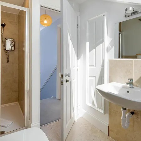 Air Host & - Rockfield House - Sleeps 8