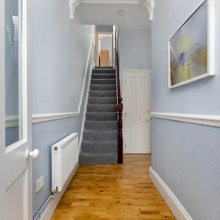 Air Host & - Rockfield House - Sleeps 8 Holiday home *