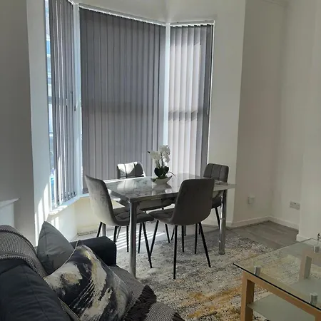 Luxe Spacious 5-bed House In Liverpool