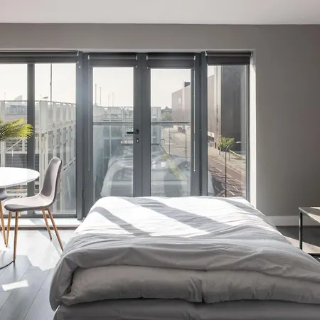 Host & - Monarchs Quay Apartment *
