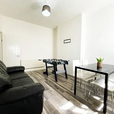 Cosy 4 Bedroom -l6/sleeps 8 Free Parking Liverpool