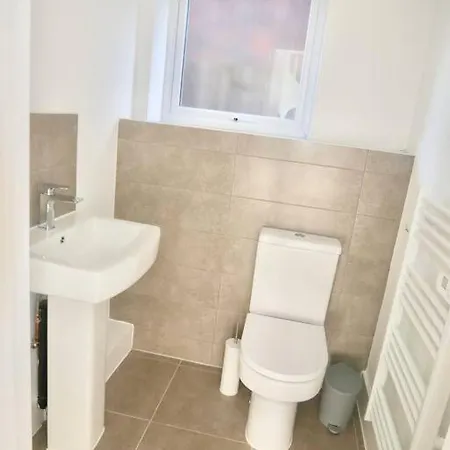 Spacious 4-bed Semi-detached With Garden
