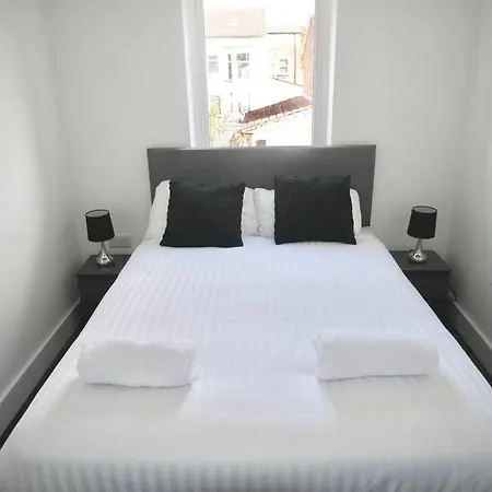 Apartment Spacious 4-bed Semi-detached With Garden Liverpool