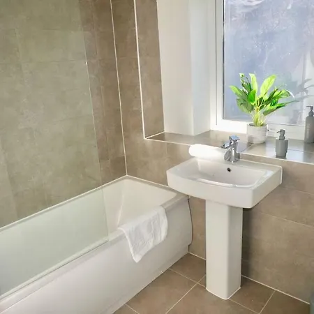 Spacious 4-bed Semi-detached With Garden Apartment Liverpool