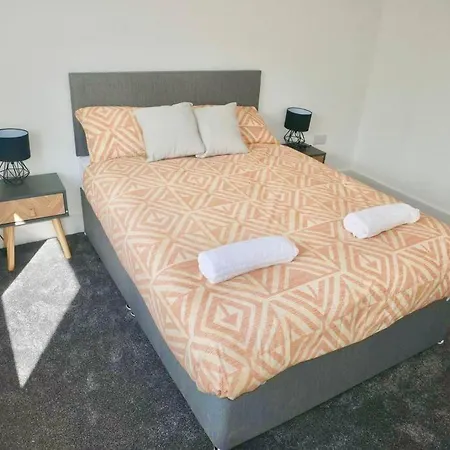 Spacious 4-bed Semi-detached With Garden Apartment *