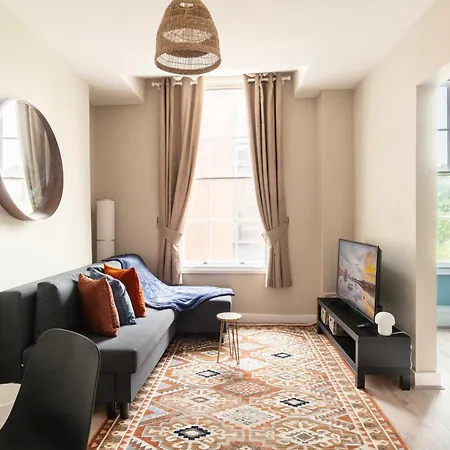 Fabulous 1 Bedroom In Apartment *