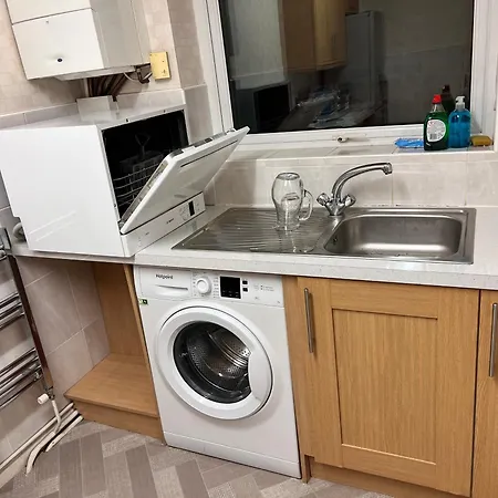 Spacious 2 Bed - Free Parking 公寓