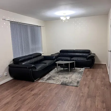 Spacious 2 Bed - Free Parking 利物浦