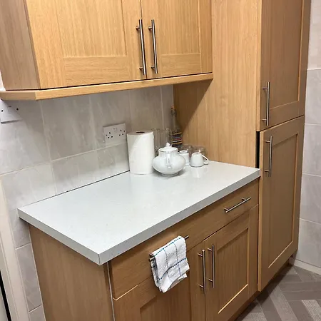 Spacious 2 Bed - Free Parking *
