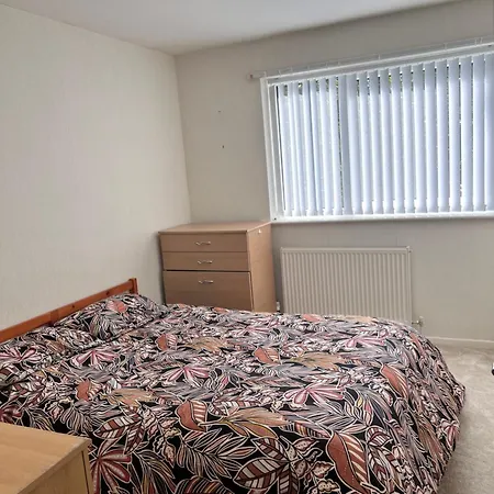 Spacious 2 Bed - Free Parking * 利物浦