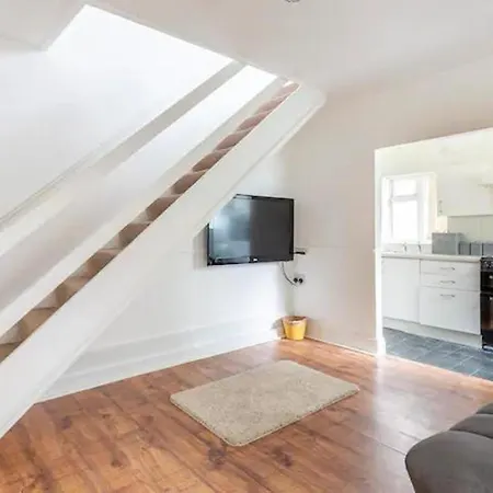 Cheerful Maisonette In The Heart Of Orrell Park Apartment *