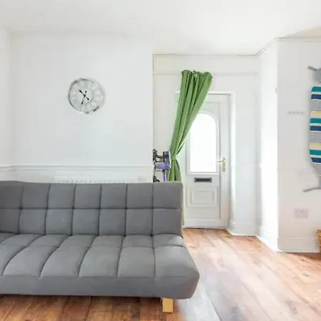 Cheerful Maisonette In The Heart Of Orrell Park Apartment *
