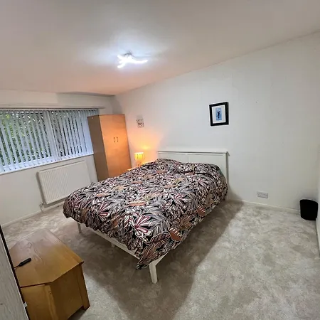 Spacious 2 Bed - Free Parking 公寓