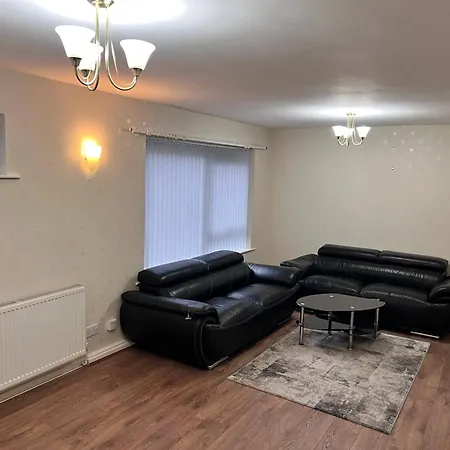 Spacious 2 Bed - Free Parking 利物浦