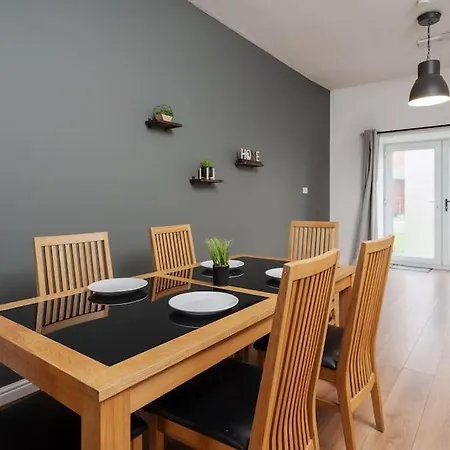 Edge With Car Park, Perfect For Contractors, Professionals, Relocators Huge Long Term Savings Apartment *
