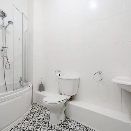 Edge With Car Park, Perfect For Contractors, Professionals, Relocators Huge Long Term Savings Apartment *
