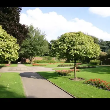 Cosy 2 Bedroom Sleeps 5 St Helens, Contractors Welcome Holiday home *