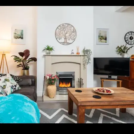 Holiday home Cosy 2 Bedroom Sleeps 5 St Helens, Contractors Welcome *