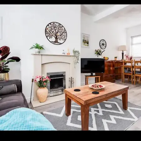 Cosy 2 Bedroom Sleeps 5 St Helens, Contractors Welcome * Liverpool