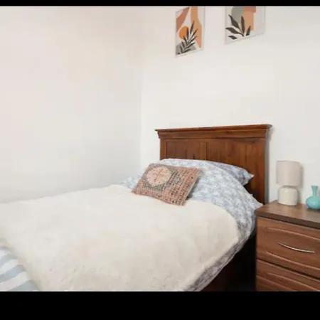 Holiday home Cosy 2 Bedroom Sleeps 5 St Helens, Contractors Welcome *