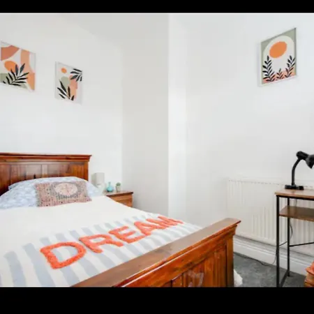 Cosy 2 Bedroom Sleeps 5 St Helens, Contractors Welcome Holiday home