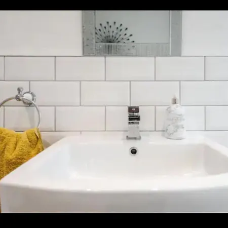 Holiday home Cosy 2 Bedroom Sleeps 5 St Helens, Contractors Welcome Liverpool