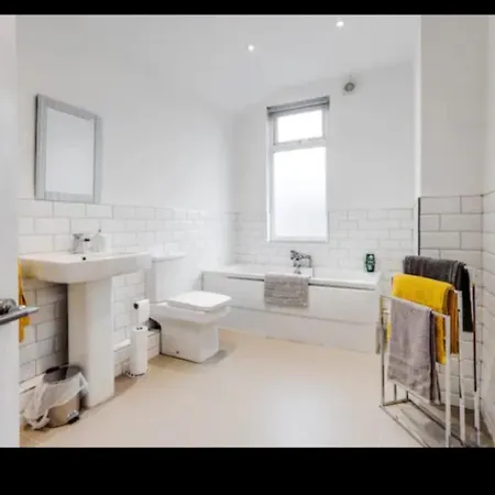 Cosy 2 Bedroom Sleeps 5 St Helens, Contractors Welcome Liverpool