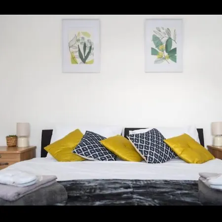 Cosy 2 Bedroom Sleeps 5 St Helens, Contractors Welcome Holiday home