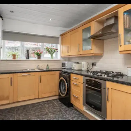 Cosy 2 Bedroom Sleeps 5 St Helens, Contractors Welcome *