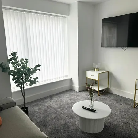 Spacious 4-bed Semi-detached With Garden Apartment