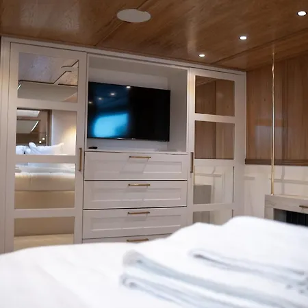 Lady Petra 2 Bedroom Luxury Barge Liverpool