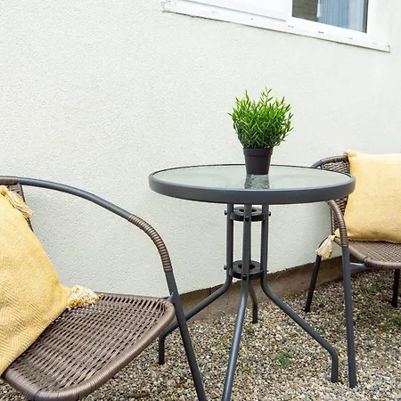 Cedar House - Air Host & Holiday home
