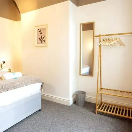 Cedar House - Air Host & Holiday home *