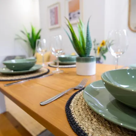 Cedar House - Air Host & Holiday home