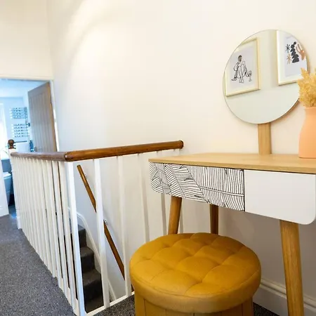 Cedar House - Air Host & Holiday home Liverpool