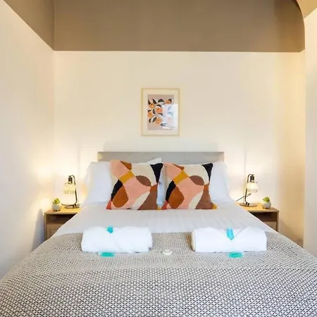 Cedar House - Air Host &
