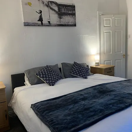 Cosy 2 Bedroom Sleeps 5 St Helens, Contractors Welcome * Liverpool