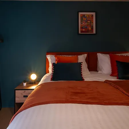 Centre Two Bedroom In The Heart Of