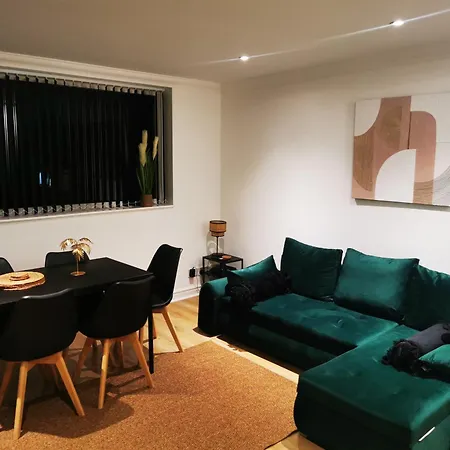14 Contractors! Free Parking Apartment