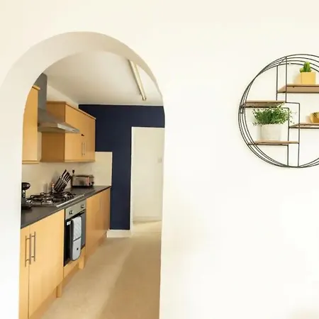 Large 3 Bedroom Sleeps-7/gartson/liverpool Apartment *