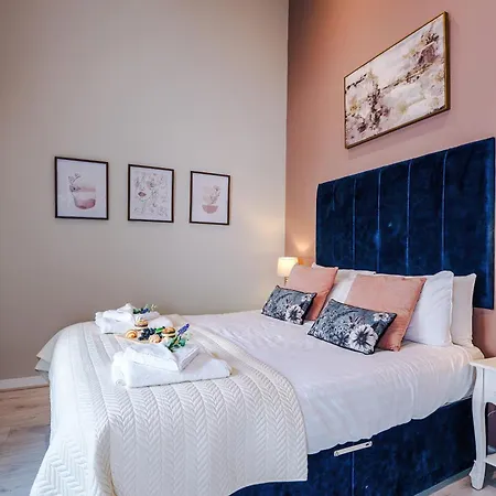 New! Stunning Centre 2-bed In By 53 Degrees Property, Ideal For Small Groups, Sleeps 6! Apartment *