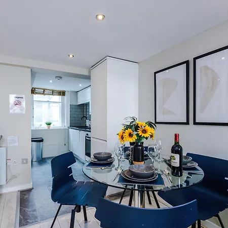 New! Stunning Centre 2-bed In By 53 Degrees Property, Ideal For Small Groups, Sleeps 6! Liverpool