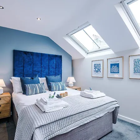 New! Stunning Centre 2-bed In By 53 Degrees Property, Ideal For Small Groups, Sleeps 6! Liverpool