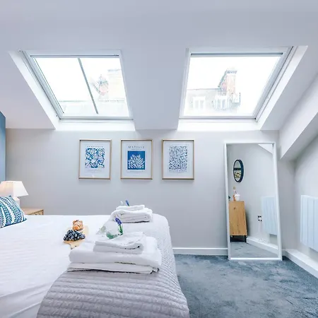 New! Stunning Centre 2-bed In By 53 Degrees Property, Ideal For Small Groups, Sleeps 6! Apartment