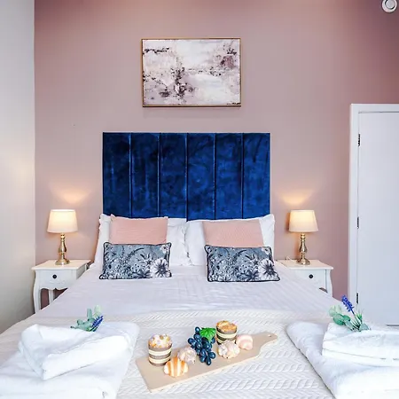 New! Stunning Centre 2-bed In By 53 Degrees Property, Ideal For Small Groups, Sleeps 6! Apartment *