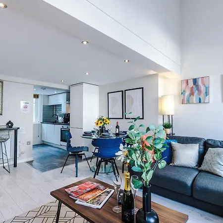 New! Stunning Centre 2-bed In By 53 Degrees Property, Ideal For Small Groups, Sleeps 6! *