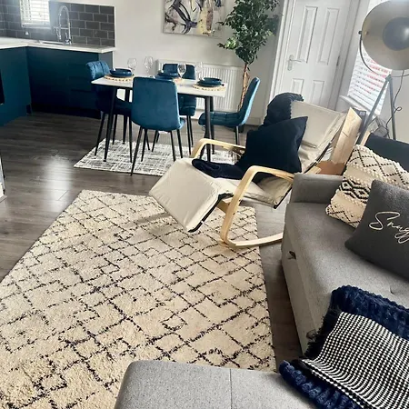 New Duplex Apartment, Free On Street Parking, Tv To Rooms, Sound System, Laundry Liverpool