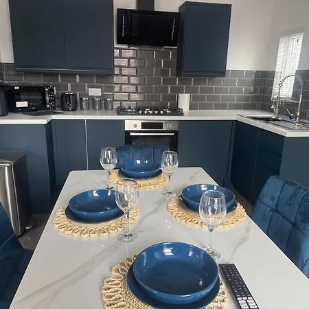 Apartment New Duplex Apartment, Free On Street Parking, Tv To Rooms, Sound System, Laundry *
