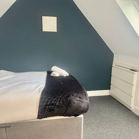 New Duplex Apartment, Free On Street Parking, Tv To Rooms, Sound System, Laundry Liverpool