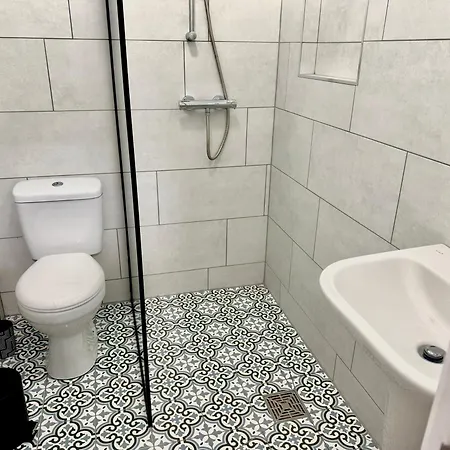 Apartment New Duplex Apartment, Free On Street Parking, Tv To Rooms, Sound System, Laundry *